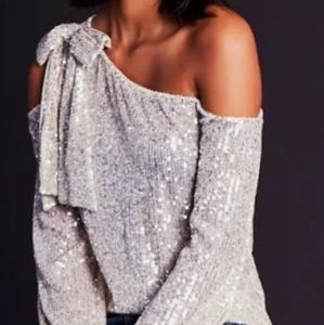 GORGEOUS OFF THE SHOULDER GOLD SEQUINS TOP WITH BOW XS. LOOKS BETTER IN PERSON.